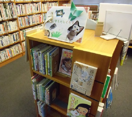 桜木図書館のいきものとくらすの展示の様子です